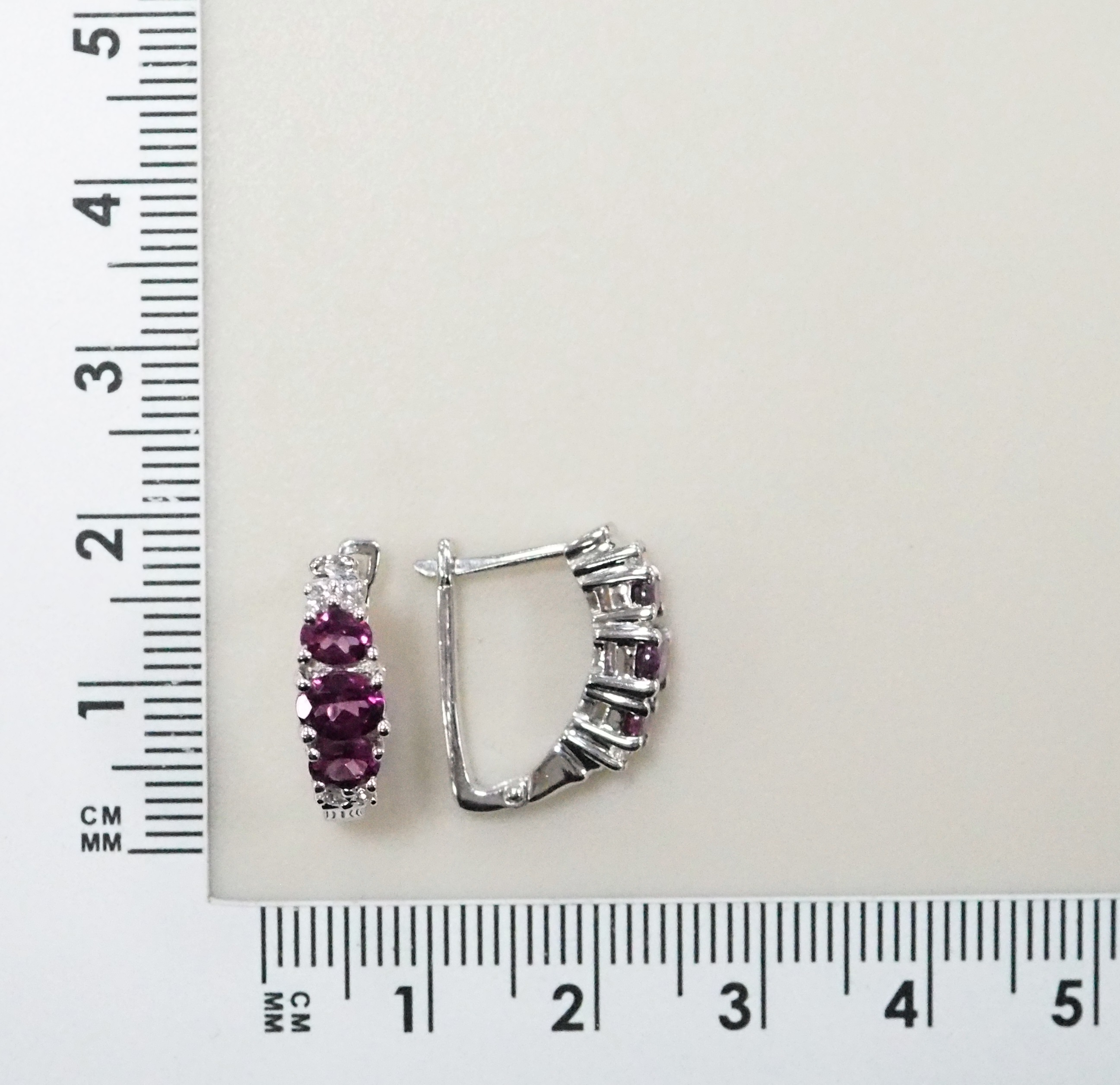 Серебряные серьги 925 пробы; вставки 6 Гранат Умбалит 1,74ct; 8 Топаз бел. 0,18ct;